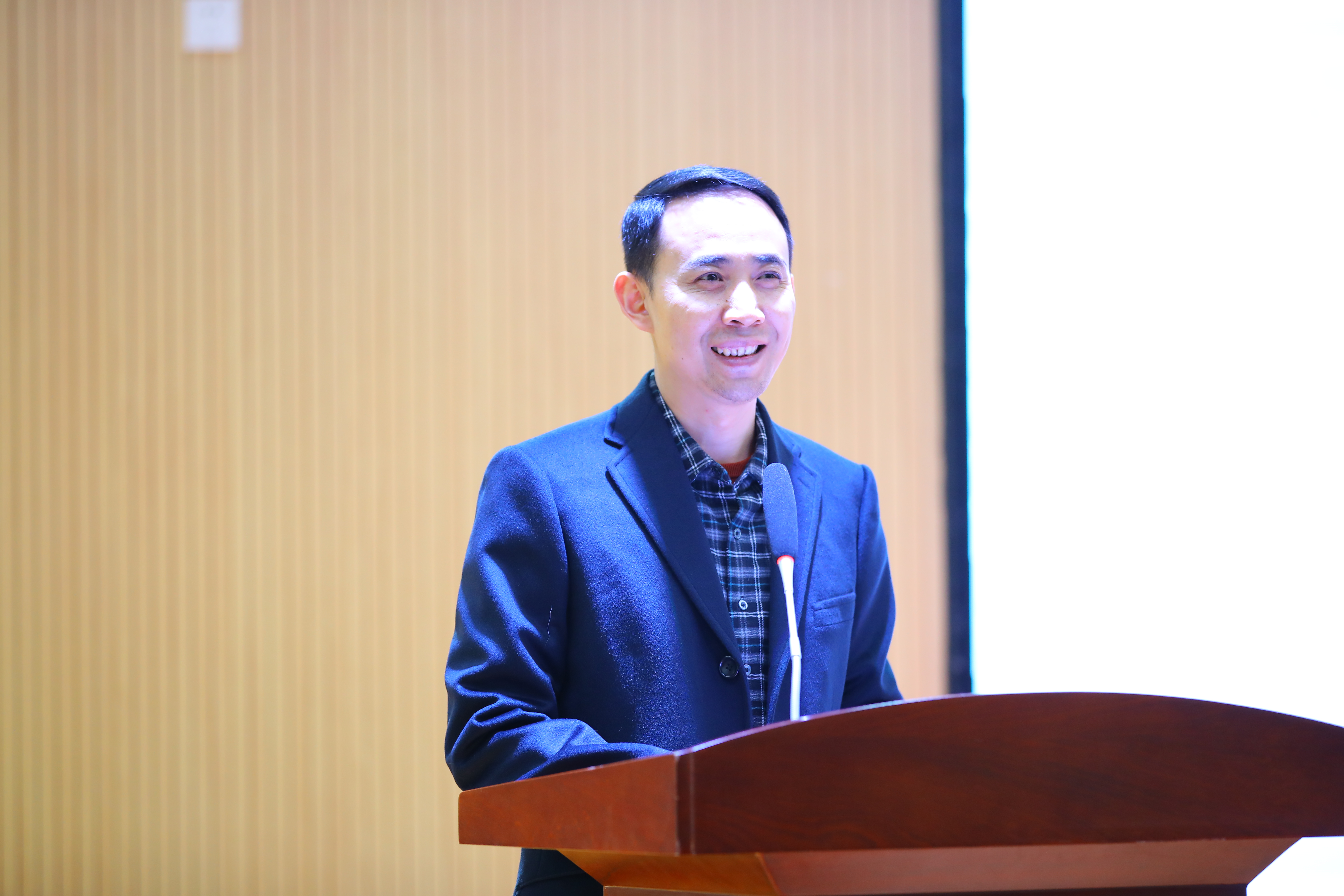 凤凰城小学校长党海峰